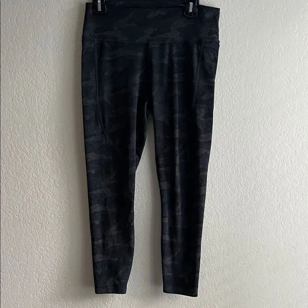 Vuroi Women's Black and Gray  Camouflage Leggings in Size L
